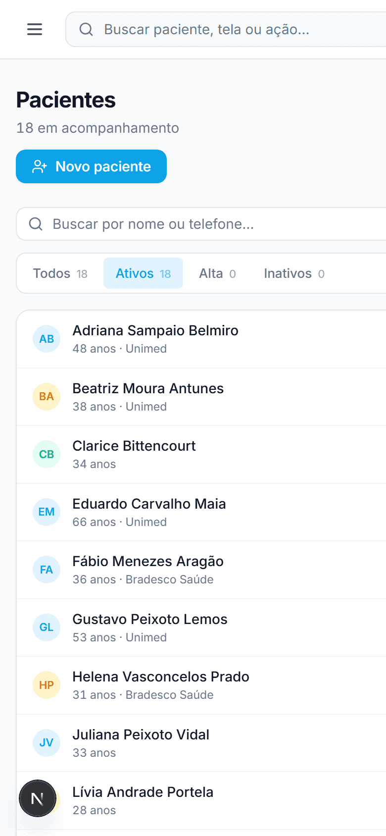 Lista de pacientes do FisioFlex num celular, com a barra lateral recolhida e os filtros em fichas